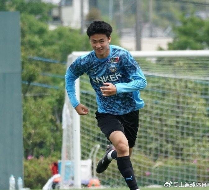 华体会-19岁边后卫放弃中国籍加入日本籍 名记：国足没弄过来 太可惜了|关德晴|川崎前锋|川崎前锋官方|J联赛|青训_新浪体育_新浪新闻